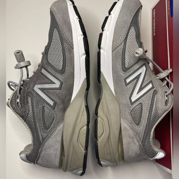 Women's New Balance 990 V4 Shoes - Picture 8 of 8